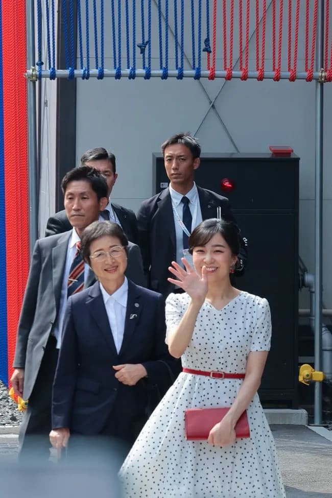 【画像】大阪万博で佳子様(30)がファンサｗｗｗｗｗｗｗｗｗ