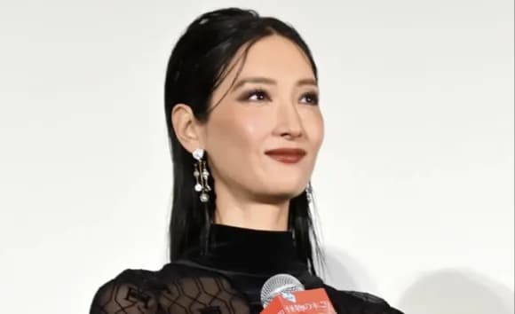 【朗報】菜々緒さん、とんでもない服を着こなしてしまうｗｗｗｗｗ