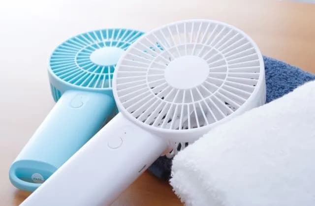 ミニ扇風機（たった2000円前後。涼しい）を世の男性たちが我慢して使わない理由
