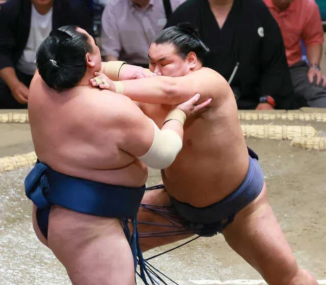 【悲報】大相撲の横綱戦で取組前にクソ客が「ハッキヨイ！」と叫び妨害ｗｗｗｗwｗｗｗｗｗｗｗ