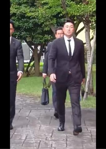 DeNA、ドラフト1位・小田康一郎選手に指名挨拶　相川監督もサプライズ登場