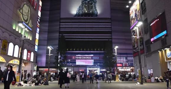 【動画】トー横女子の昼飯、ケンモメシを超える・・・・・