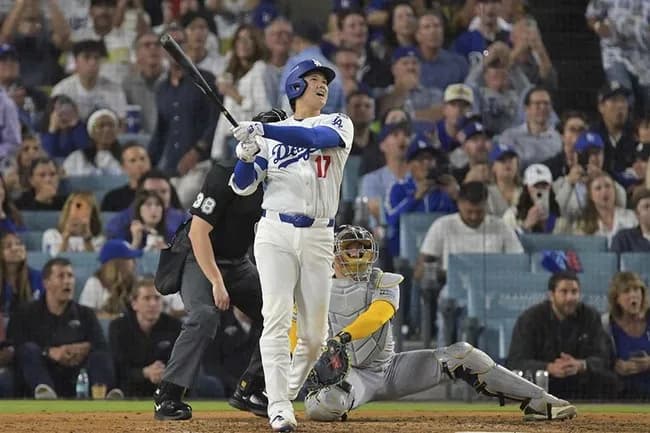 プレーオフで6回10奪三振0失点3打数3安打3本塁打の成績を超えれば史上最高の野球選手です←これ