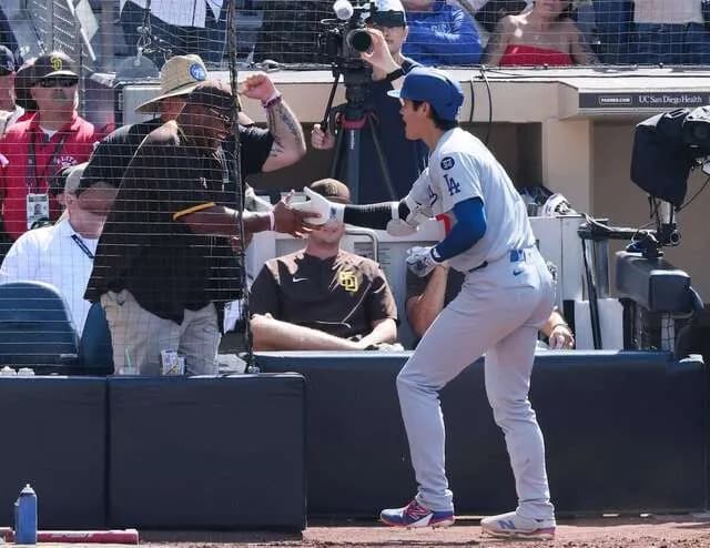大谷にヤジ飛ばしまくってハイタッチされたパパドレスファン、勝利宣言。「またヤジ飛ばしに行く」