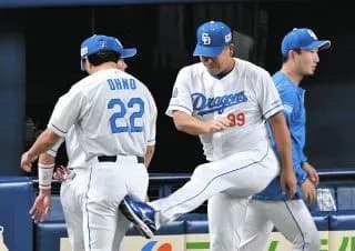 【画像】巨人に勝利し、井上監督（中）から手荒い祝福を受ける大野