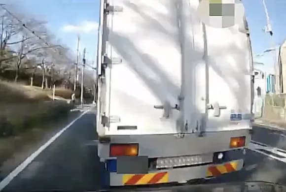 【動画】トラックドライバーさん、急な車線変更で事故を引き起こしてしまう・・・・・・・・