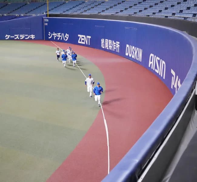 【中日】来季「ホームランウイング」フェンス位置にテープを貼り練習　岡林「東京ドームに近い」