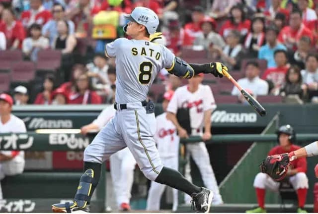 【阪神】佐藤輝明がキング独走の２２号ソロ「いい打球でいいバッティング」　チームは１０連勝