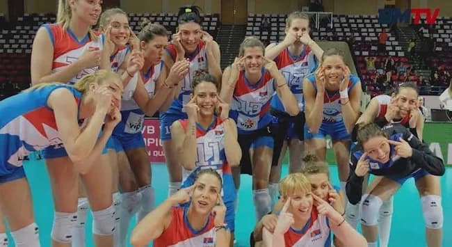 X「えっ？白人がする吊り目ジェスチャーって中国人と韓国人のことじゃないの！？😲」