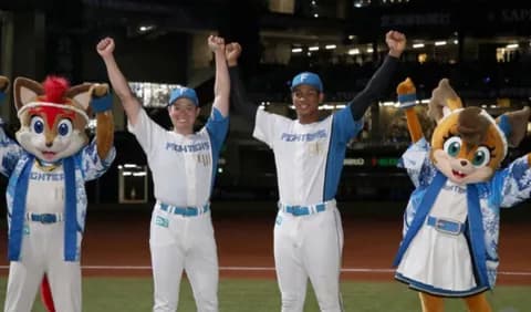 【日本ハム】斎藤友貴哉が最速160キロで15試合連続無失点！“かみかみ”お立ち台でファンは爆笑