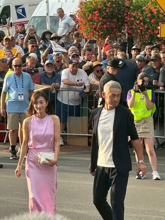 【朗報】イチロー、アメリカ殿堂入り祝賀パレードに嫁と参加