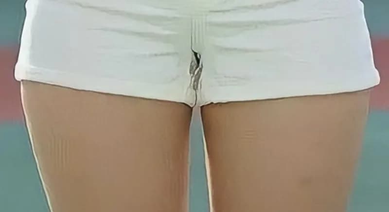 あまりにも太ももが太すぎる野球女子、見つかってしまうwwwwwwww