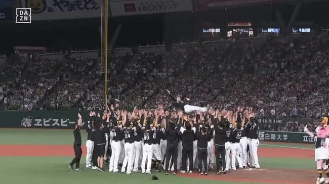 ソフトバンク・小久保監督が７度、中を舞う　就任から２年連続リーグ制覇　孫オーナーも５度舞う