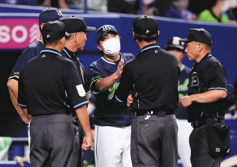 高津監督「あれはフェアだよ」初回の微妙な判定にリクエスト実らず、オスナの怒り爆発