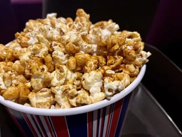 映画館の前にあるポップコーン屋って完全に映画館と癒着してるよな