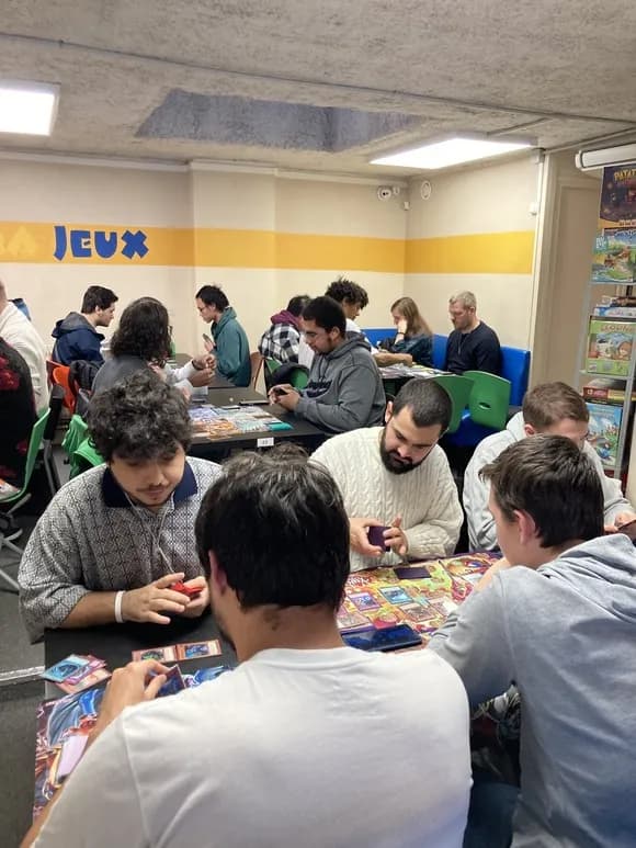 【悲報】　フランスのカードショップも臭い模様ｗｗｗｗｗ