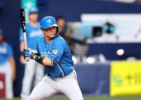 互いに謝罪の珍死球　九里の７４キロ超スローカーブが郡司の左肩に…球場どよめき　九里は帽子とり、当たった郡司も見て申し訳なさそうにヘルメットに手