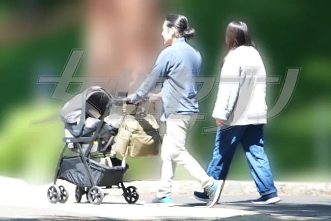 【画像】小室圭＆眞子夫妻、ベビーカーを押して木漏れ日の街を歩く仲睦まじい姿