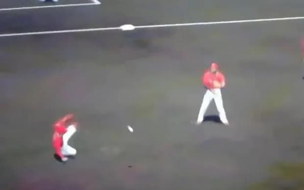 【悲報】野球ゲームさん、とんでもない守備を披露してしまう…