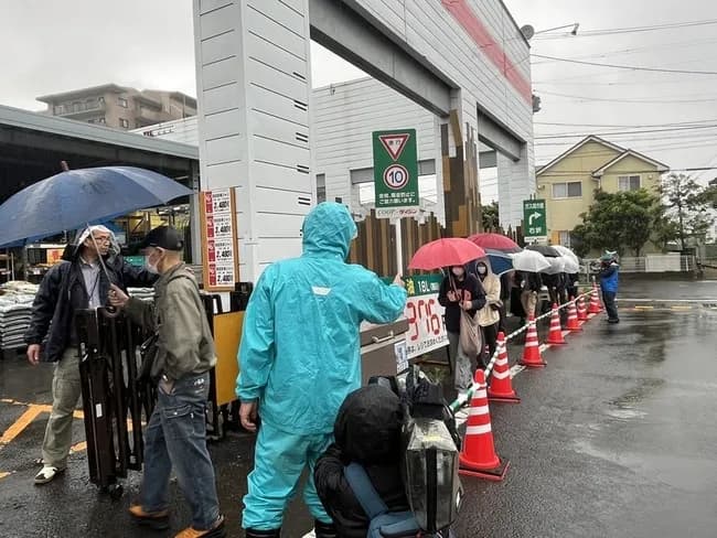 【悲報】備蓄米（古古古米）5kg2160円を求めて大行列ができる