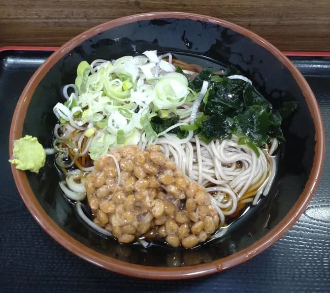 【画像】「納豆蕎麦」とかいうバチくそ美味いのになぜかメジャーになりきれない食べ方