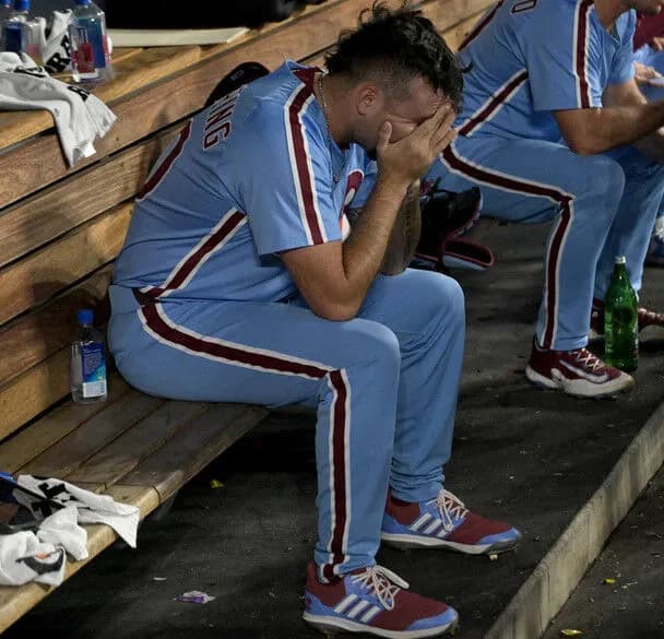 フィリーズ・カーカリング(24)「どうすりゃいいんだ…」ベンチで独り泣く