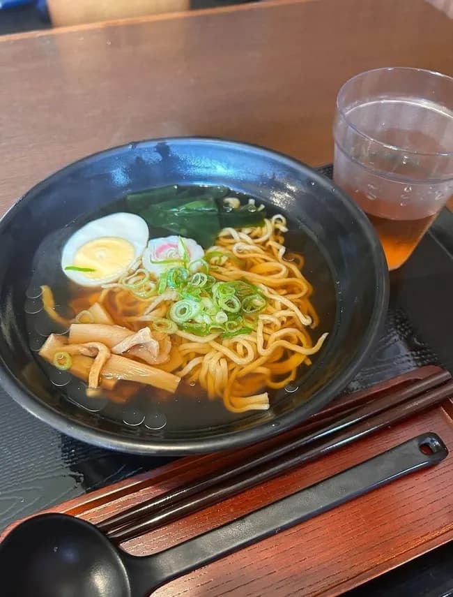 【問題】この醤油ラーメンの適正価格を答えなさい（2024年12月時点）