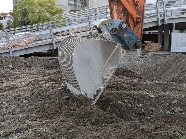 【悲報】建設業界の人手不足、限界突破　現場「中卒でも未経験でも文系でもいいから来て！！」