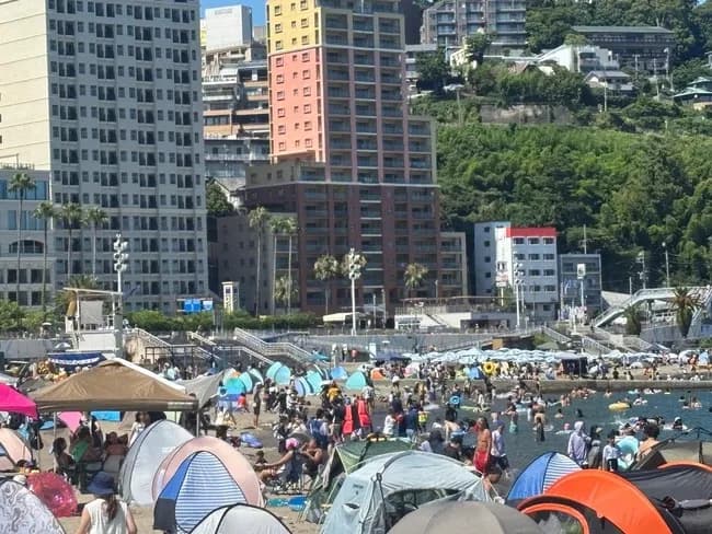 【悲報】東京の海水浴場、超絶大混雑wwwリアルに芋洗い状態