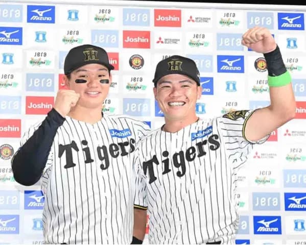 阪神　森下翔太がお立ち台で爆笑トーク　隣にいた先輩に「よく打ったなと」最後はトラッキー人形で頭をバシッ　弟キャラ炸裂！