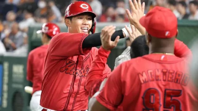 カープ中村奨成〝値千金〟巨人石川から7号決勝ソロホームラン！塁上で力強くガッツポーズ！！