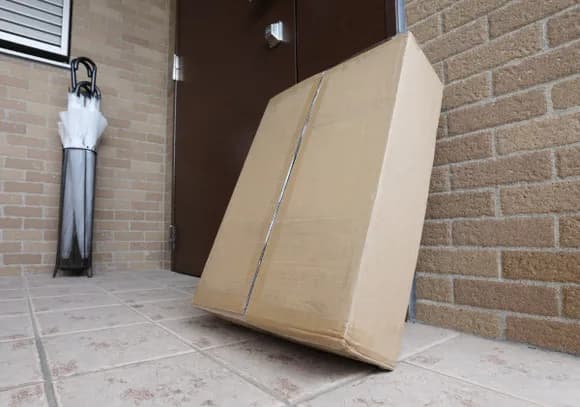 【悲報】置き配を盗んだ女子中学生、「ハズレ」やったから友達にあげて逮捕ｗｗｗｗｗｗ