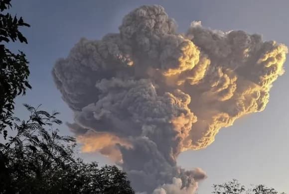 【悲報】インドネシア火山大噴火・・・・・・・・・・・・