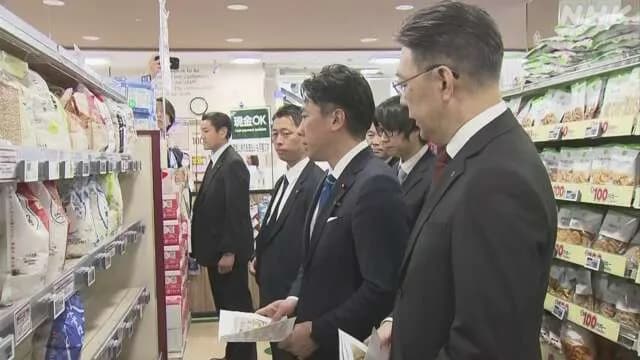 有能小泉進次郎さっそくメディアを引き連れてスーパーを視察し国民にやってる感をアピール