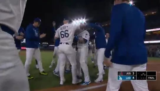 ドジャース、延長10回に2点を取られるも3点取ってサヨナラ勝ちｗｗｗｗｗｗｗｗ