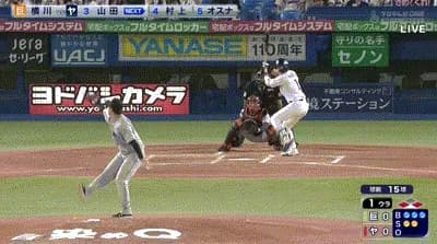 【ヤクルト対巨人25回戦】巨人・岸田、また送球が取れない…