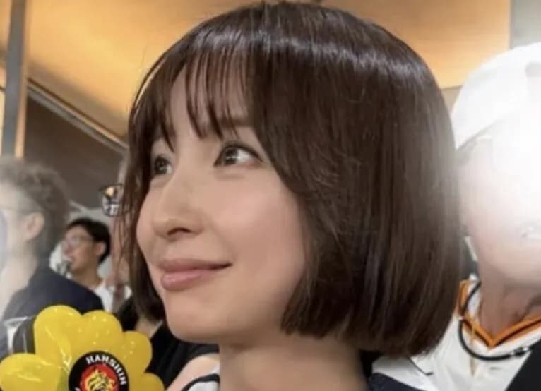 篠田麻里子さん、阪神ユニを着て応援するも偽造品の着用疑惑で炎上