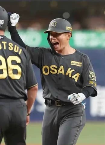 【阪神】糸原健斗が気合満点の勝ち越し打　今季初の適時打　ベンチの仲間に右手突き出す