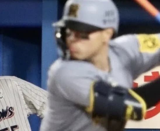 村上宗隆さん、佐藤輝明へ送る眼差しが真剣そのものだと話題に