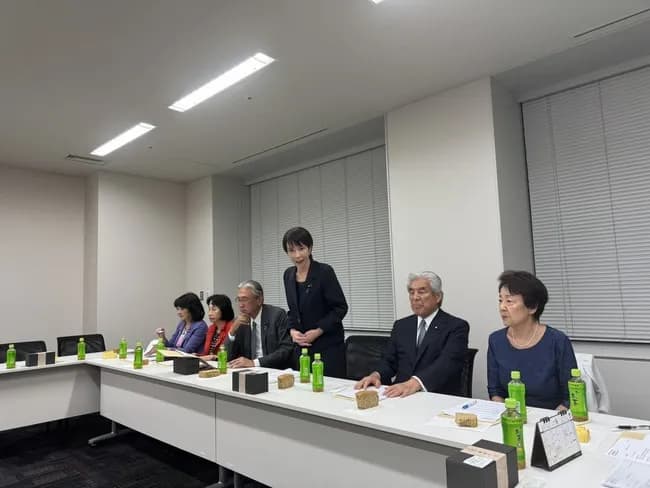 【悲報】高市早苗(次期首相)さん、ティシューの上にケーキを直置きしてしまう