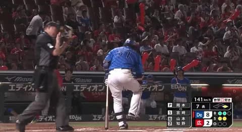 DeNA宮﨑敏郎　下半身のコンディション不良で途中交代　７回の打席で自打球当たる