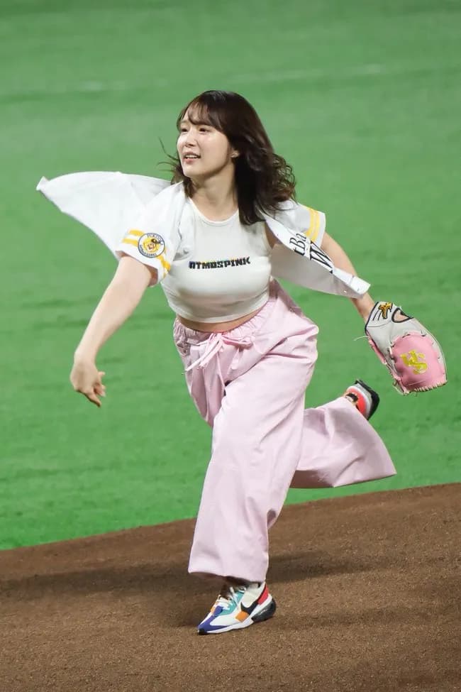 【画像あり】人気声優の内田真礼さん、始球式でとんでもないボールを披露する