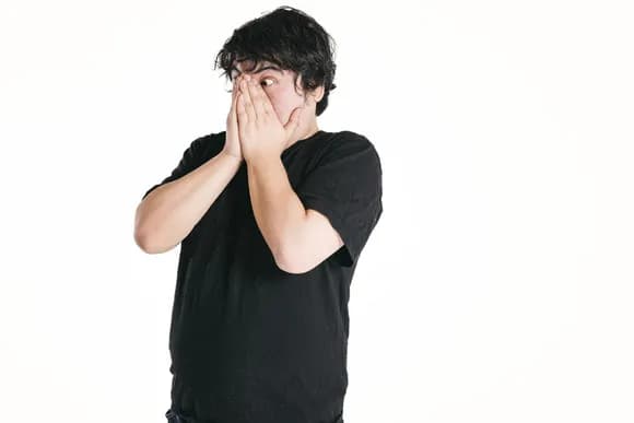 【画像】女子大生「この人痴漢です！！」イケメン「違います」正義マン「うるせえこの野郎！！」バキッ