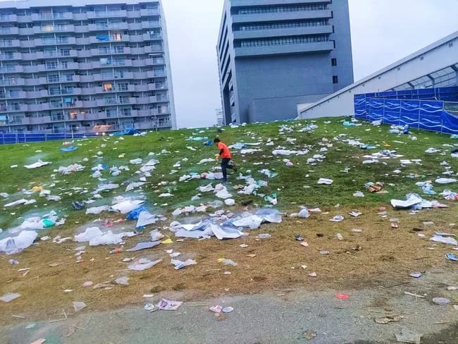 【画像】淀川花火大会の翌日の河川敷、ヤバいことになっていたｗｗｗｗｗ