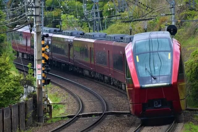 名古屋-大阪間を走る「ひのとり」という快適な特急