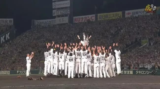 阪神・藤川球児監督は球団創設９０周年で初の新人指揮官Vで５度舞う