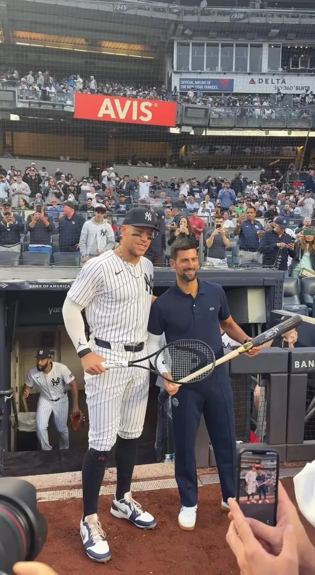 【画像】アーロン・ジャッジさん、謎のおっさん(38)と写真を撮る