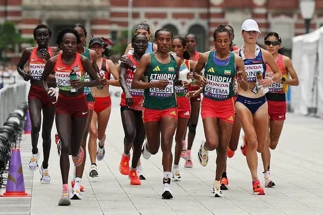 ケニア女子マラソン、猛暑の中『給水地点ではない場所で給水』という頭脳プレーで金メダル獲得