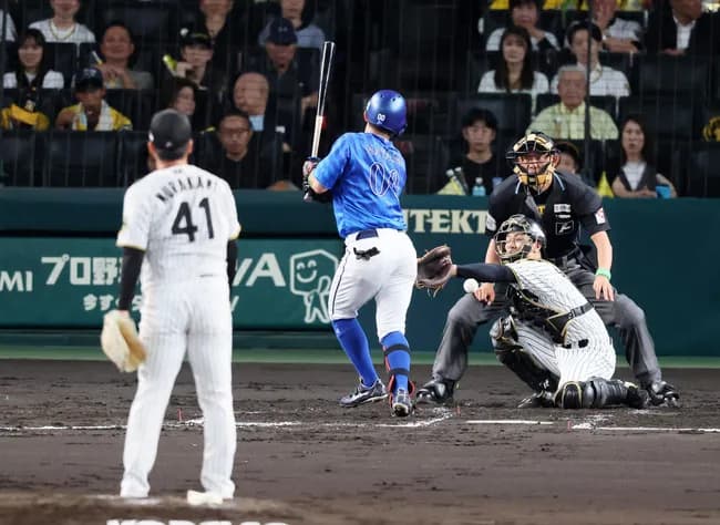 「よけられる」「カットしづらい」DeNA林が背中を向けて受けた、阪神村上の超スローボール死球に賛否