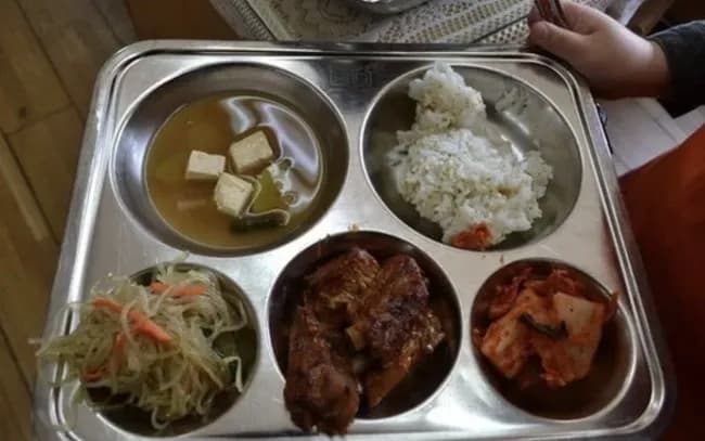 【画像】韓国の学校給食ｗｗｗｗｗｗ